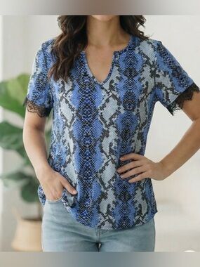 Andthewhy BLUE SNAKE PRINT LACE SLEEVE HEM TOP